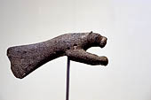 Museo archeologico di Iraklion. XVIII secolo a.C. Tesya di scettro  in scisto bruno a forma di leopardo dal palazzo di Malia. (1650 - 1600 aC) 
